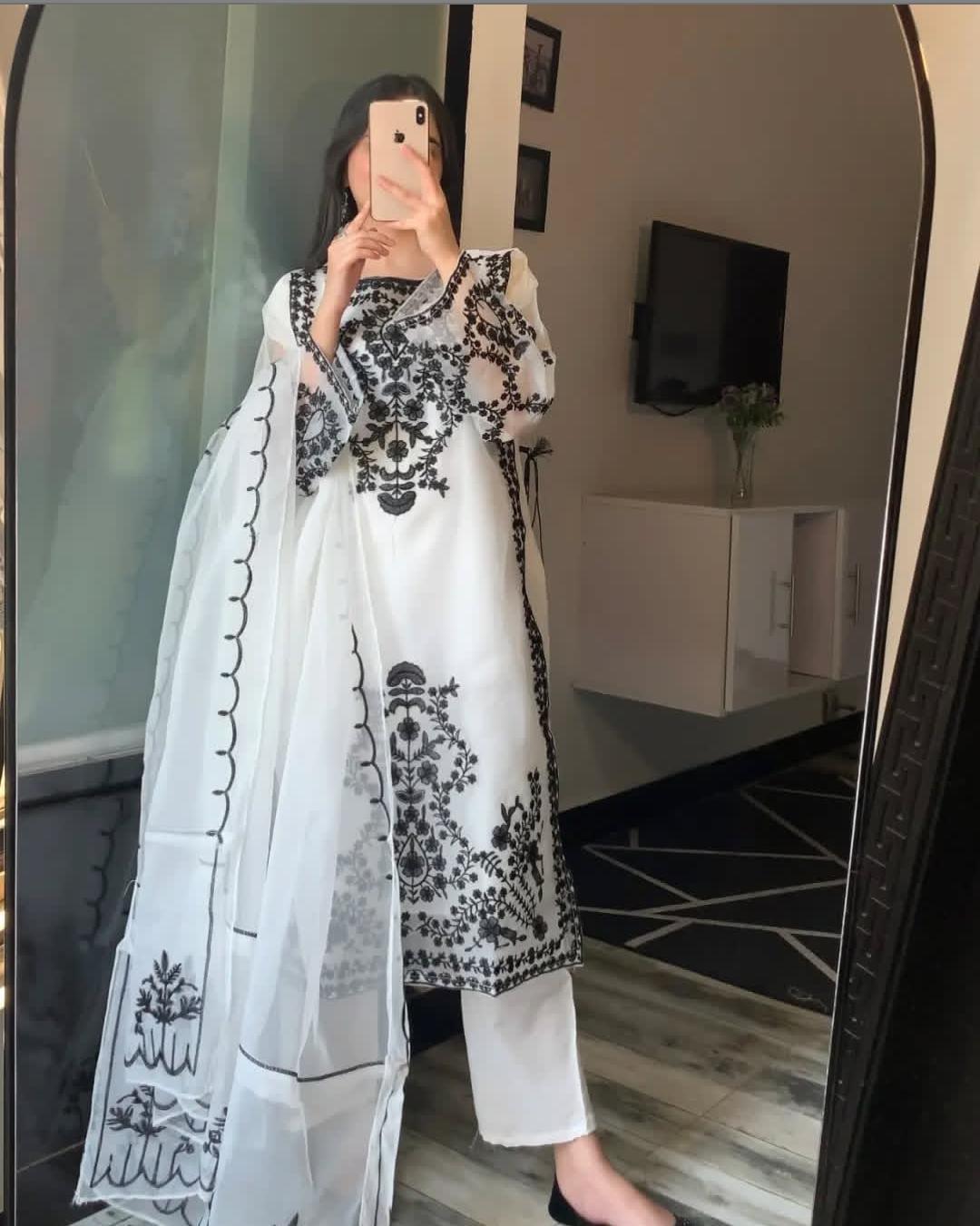 Elegant 3-Piece Embroidered White Organza Suit – Premium Festive Wear for Women .