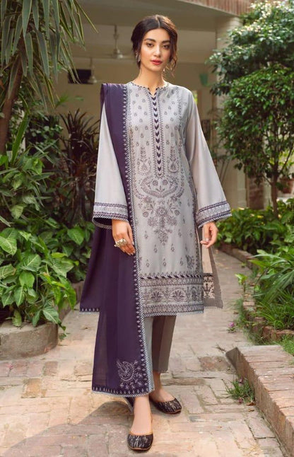 Grey Embroidered Lawn 3-Piece Suit – Chiffon Dupatta | Elegant Summer Wear .