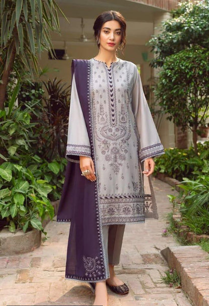Grey Embroidered Lawn 3-Piece Suit – Chiffon Dupatta | Elegant Summer Wear .
